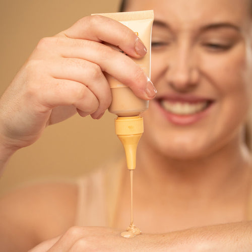 I’M BUILDABLE! Use our F208-Buffing Foundation Brush apply a layer of Vitamin Babe Foundation and allow it to dry down. Then using fingertips or our Vitamin Babe Blender gently dab more product onto areas where more coverage is desired.
TIP: LOVE MY TWIST CAP For a lighter coverage look use 2-4 drops For a fuller coverage look use 4-6 drops